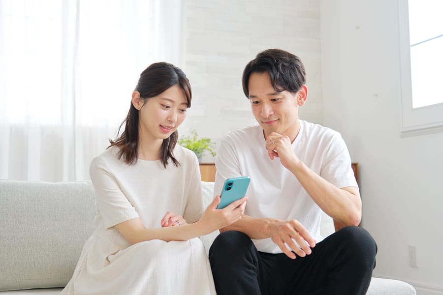レポートを確認する夫婦