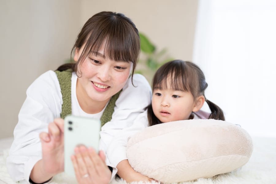 スマホを一緒に見る親子